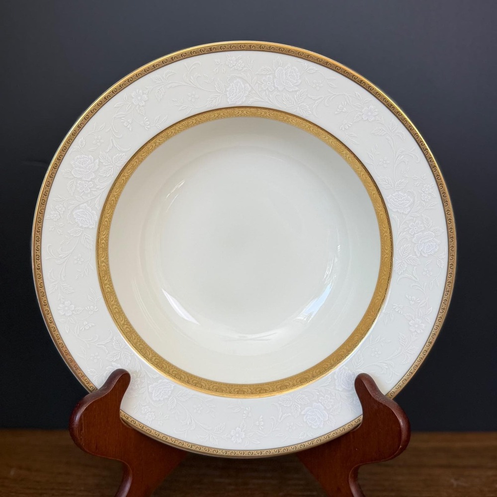Mikasa Antique Lace L5531 Serving Bowl Fine China Gold Trim White Floral 10 inch